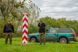 Funkcjonariusze przy pojeździe służbowym pełnią służbę graniczną