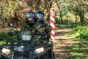 Funkcjonariusze SG podczas patrolu granicznego poruszają się pojazdem ATV
