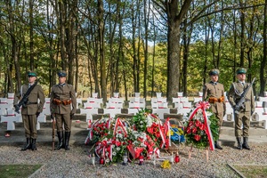 Warta honorowa przy grobach żołnierzy Korpusu Ochrony Pogranicza