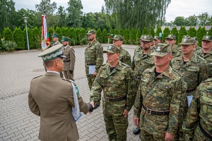 Wręczanie przez Komendanta NOSG aktów ślubowania