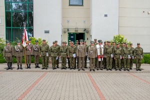Komenant NOSG wraz z Zastępcą Komendanta wśród nowo przyjętych funkcjonariuszy