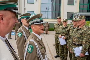 Komendant NOSG podczas rozmowy z nowymi funkcjonariuszami