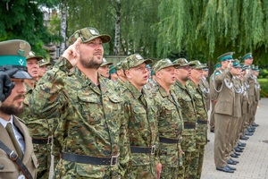 Nowi funkcjonariusze NOSG podczas odgrywania hymnu narodowego