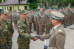 Wręczanie przez Komendanta NOSG aktów ślubowania