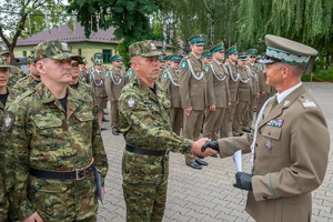 Wręczanie przez Komendanta NOSG aktów ślubowania