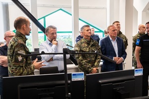 Minister MSWiA podczas wizytacji w Centrum Nadzoru w Komendzie Oddziału w Chełmie