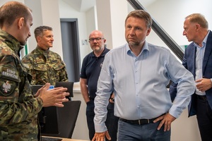 Minister MSWiA w trakcie prezentacji w Centrum Nadzoru