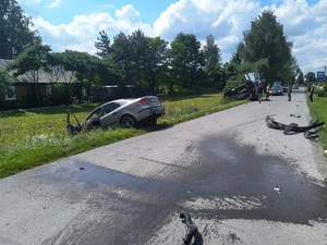 Zdarzenie drogowe z udziałem dwóch aut