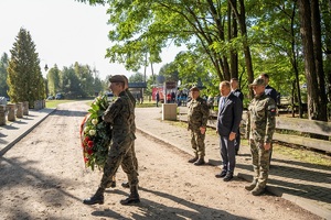 Składanie kwiatów przez Premiera