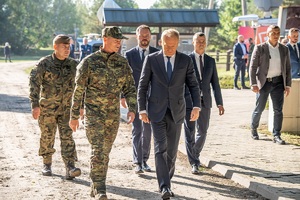 Premier Donald Tusk z Komendantem NOSG
