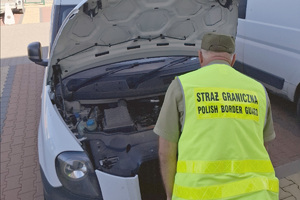 Funkcjonariusz Straży Granicznej przy pojeździe