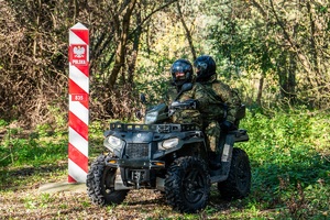 Funkcjonariusze SG podczas służby pełnionej na quadzie