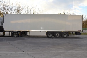 Naczepa ciężarówki podczas kontroli w drogowym przejściu granicznym w Koroszczynie