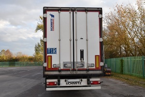 Naczepa ciężarówki podczas kontroli w drogowym przejściu granicznym w Koroszczynie