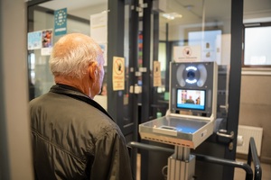 Podróżni odprawiani w nowym systemie odpraw granicznych EES na terenie drogowego przejścia granicznego w Hrebennem