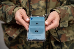 Podróżni odprawiani w nowym systemie odpraw granicznych EES na terenie drogowego przejścia granicznego w Hrebennem