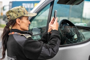 Podróżni odprawiani w nowym systemie odpraw granicznych EES na terenie drogowego przejścia granicznego w Hrebennem