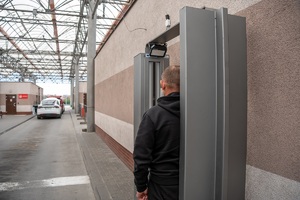 Podróżni odprawiani w nowym systemie odpraw granicznych EES na terenie drogowego przejścia granicznego w Hrebennem