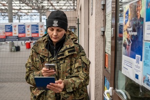 Podróżni odprawiani w nowym systemie odpraw granicznych EES na terenie drogowego przejścia granicznego w Hrebennem