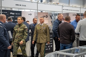 Uczestnicy lubelskich targów służby więziennej podczas podpisania porozumienia o wzajemnej współpracy