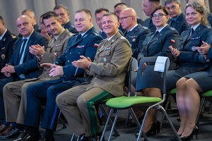 Uczestnicy lubelskich targów służby więziennej podczas podpisania porozumienia o wzajemnej współpracy