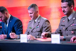 Uczestnicy lubelskich targów służby więziennej podczas podpisania porozumienia o wzajemnej współpracy