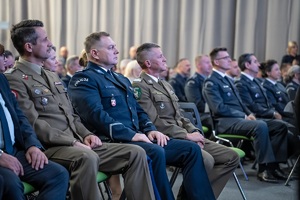 Uczestnicy lubelskich targów służby więziennej podczas podpisania porozumienia o wzajemnej współpracy