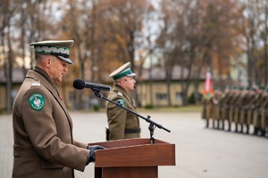 Funkcjonariusze oraz pracownicy Nadbużańskiego Oddziału Straży Granicznej podczas uroczystego apelu z okazji Święta Niepodległości