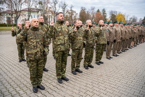 Funkcjonariusze oraz pracownicy Nadbużańskiego Oddziału Straży Granicznej podczas uroczystego apelu z okazji Święta Niepodległości