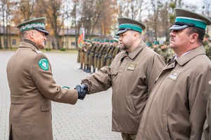 Funkcjonariusze oraz pracownicy Nadbużańskiego Oddziału Straży Granicznej podczas uroczystego apelu z okazji Święta Niepodległości