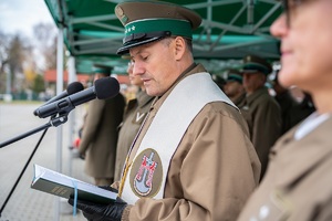 Funkcjonariusze oraz pracownicy Nadbużańskiego Oddziału Straży Granicznej podczas uroczystego apelu z okazji Święta Niepodległości