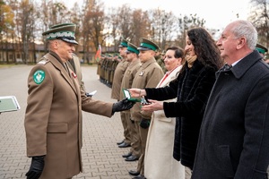 Funkcjonariusze oraz pracownicy Nadbużańskiego Oddziału Straży Granicznej podczas uroczystego apelu z okazji Święta Niepodległości