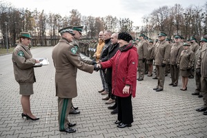 Funkcjonariusze oraz pracownicy Nadbużańskiego Oddziału Straży Granicznej podczas uroczystego apelu z okazji Święta Niepodległości