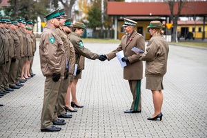Funkcjonariusze oraz pracownicy Nadbużańskiego Oddziału Straży Granicznej podczas uroczystego apelu z okazji Święta Niepodległości