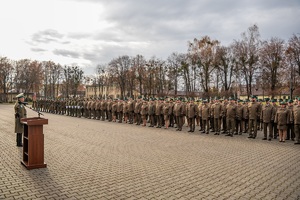 Funkcjonariusze oraz pracownicy Nadbużańskiego Oddziału Straży Granicznej podczas uroczystego apelu z okazji Święta Niepodległości