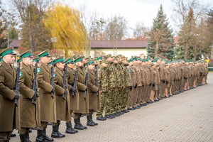 Funkcjonariusze oraz pracownicy Nadbużańskiego Oddziału Straży Granicznej podczas uroczystego apelu z okazji Święta Niepodległości