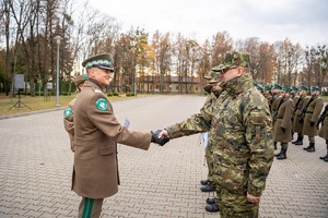 Funkcjonariusze oraz pracownicy Nadbużańskiego Oddziału Straży Granicznej podczas uroczystego apelu z okazji Święta Niepodległości
