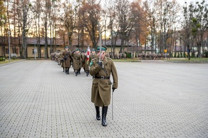 Funkcjonariusze oraz pracownicy Nadbużańskiego Oddziału Straży Granicznej podczas uroczystego apelu z okazji Święta Niepodległości