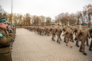 Funkcjonariusze oraz pracownicy Nadbużańskiego Oddziału Straży Granicznej podczas uroczystego apelu z okazji Święta Niepodległości