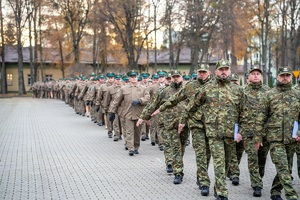 Funkcjonariusze oraz pracownicy Nadbużańskiego Oddziału Straży Granicznej podczas uroczystego apelu z okazji Święta Niepodległości