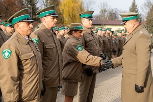 Funkcjonariusze oraz pracownicy Nadbużańskiego Oddziału Straży Granicznej podczas uroczystego apelu z okazji Święta Niepodległości