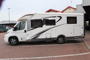 Zabezpieczony przez Straż Graniczną samochód kempingowy Fiat Ducato na terenie drogowego przejścia granicznego w Terespolu