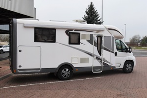 Zabezpieczony przez Straż Graniczną samochód kempingowy Fiat Ducato na terenie drogowego przejścia granicznego w Terespolu