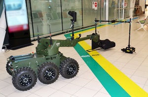 Funkcjonariusze SG oraz robot pirotechniczny &quot;Wojtek&quot; podczas działań związanych z unieszkodliwieniem podejrzanego bagażu na lotnisku w Świdniku