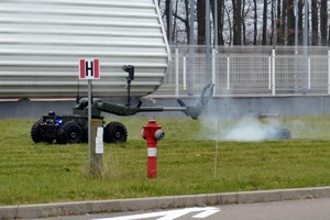 Funkcjonariusze SG oraz robot pirotechniczny &quot;Wojtek&quot; podczas działań związanych z unieszkodliwieniem podejrzanego bagażu na lotnisku w Świdniku