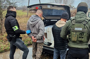 Funkcjonariusze Straży Granicznej zabezpieczają papierosy przemycone przez granicę państwową balonem meteorologicznym