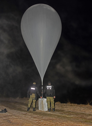 Funkcjonariusze Straży Granicznej zabezpieczają papierosy przemycone przez granicę państwową balonem meteorologicznym
