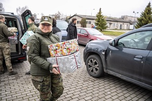 Funkcjonariusze NOSG pakują oraz przenoszą "szlachetne paczki"