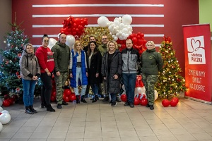 Funkcjonariusze NOSG pakują oraz przenoszą "szlachetne paczki"