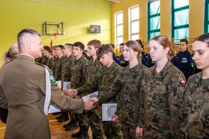 Komendant NOSG wręcza akty ślubowania